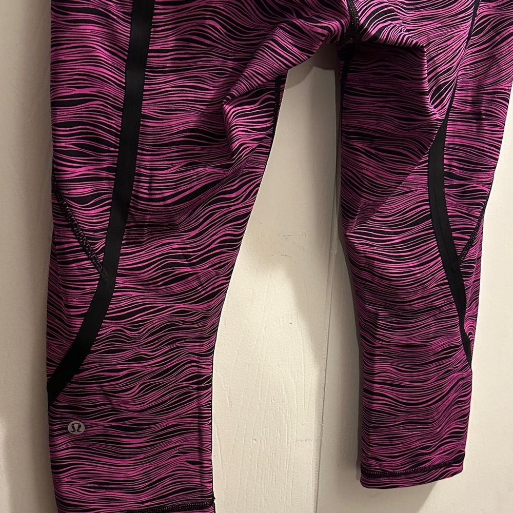 lululemon athletica Pink and Black Wave Leggings - Picture 12 of 15